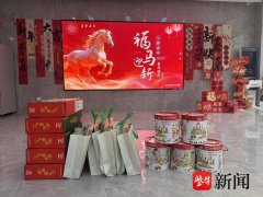 当孩子们接过崭新的玩具时