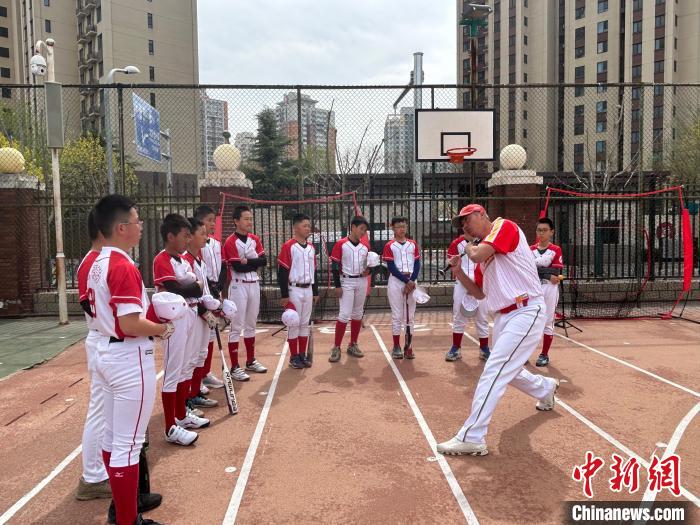 三位棒球名宿走进校园传授体育精神与传统文化