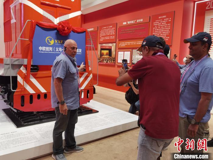 外国媒体参观浙江发展主题展览 探秘生态文明与