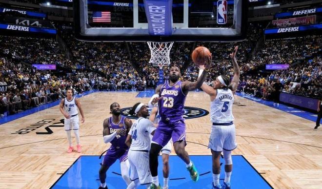 湖人客场绝杀魔术 肯纳德压哨三分助队豪取九连