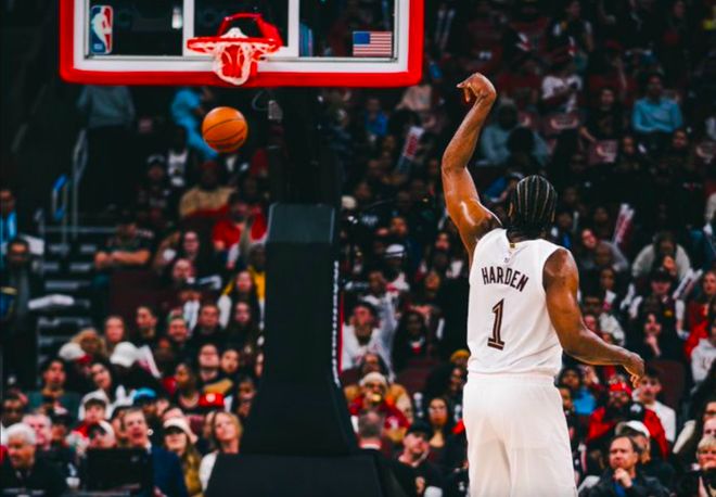 哈登关键助攻+24分率队逆转勇士 骑士提前锁定季