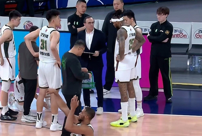 广东三连败冲击争冠前景，季后赛首轮对阵出炉