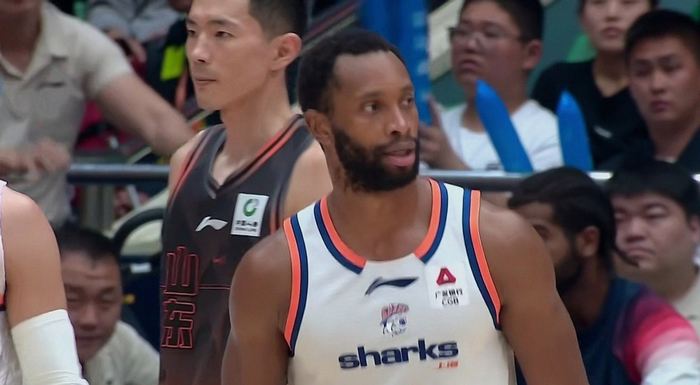 广东三连败冲击争冠前景，季后赛首轮对阵出炉